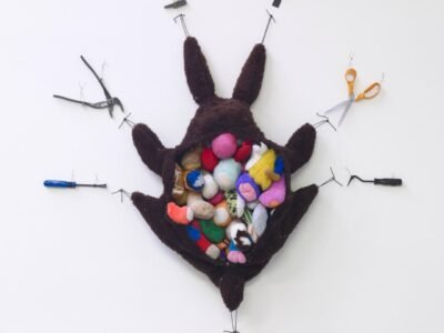 Avec l’exposition « Une hirondelle ne fait pas le printemps », le bestiaire d’Annette Messager prend sa revanche au Musée de la chasse et de la nature
